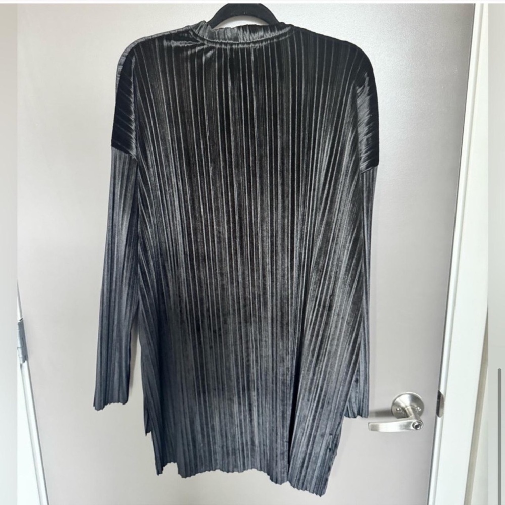 BOOHOO BLACK OVERSIZED PLEATED VELVET DIP BACK TUNIC IN SIZE 4 - Picture 4 of 4